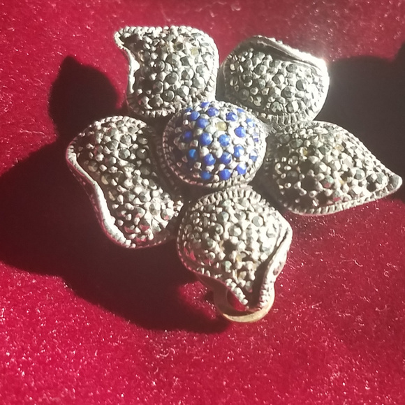 Charming "Plumeria" Flower Earrings...Vintage. - Picture 3 of 5